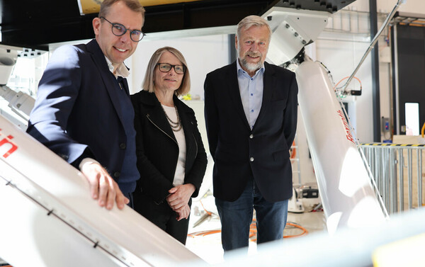 Foto: UiA  Å Energi, Skeiegruppen og Universitetet i Agder - fra venstre: Steffen Syvertsen, Sunniva Whittaker og Bjarne Skeie. 